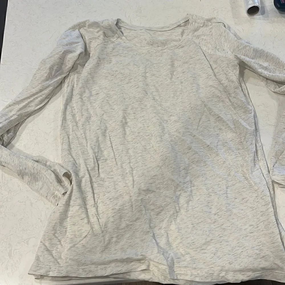 Lululemon heather cream long sleeve tee sz 4